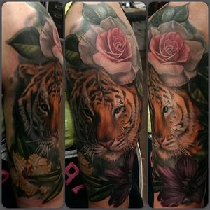 Color realism tiger and flowers piece by Mat Valles. #realism #colorealism #MatValles #tiger #flowers