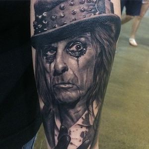 Who wouldn't trust a face like that? Tattoo by Ash Higham. (Via IG - ashhighamtattoo) #alicecooper #portrait #realism #halloween
