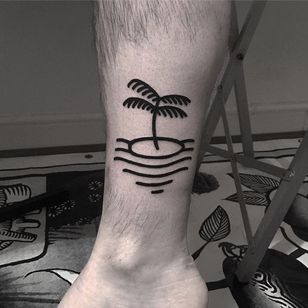 Tatuaje de la isla Blackwork de Matty D'Arienzo.  #MattyDArienzo #blackwork #traditional # island #minimalist