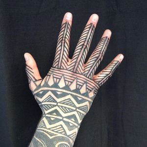 Blackwork Hand Tattoo by Curly Moore #blackwork #blackworkhand #blackworkhandtattoo #blackworktattoos #blackworkartists #hand #handtattoos #geometric linework #CurlyMoore
