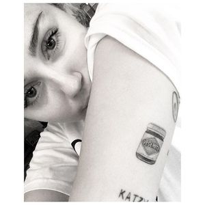 Miley Cyrus with her new tattoo from Doctor Woo. #MileyCyrus #vegemite #Australia #DrWoo