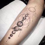Por Torra Tattoo #TorraTattoo #brasil #brazil #brazilianartist #tatuadoresdobrasil #blackwork #ornamental #planeta #planet #solarsystem #sistemasolar #sol #sun #cosmica #cosmic #pontilhismo #dotwork #fineline