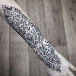 Mehndi cuff tattoo by Kamila Tattoo, Instagram @kamiladaisytattoo, Canterbury, UK #cufftattoo #mehnditattoo #kamilatattoo
