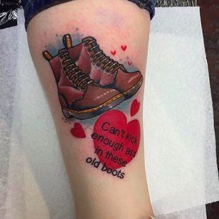 Tatuaje de botas por Jody Dawber @JodyDawber #JodyDawber #JodyDawbertattoo #Jaynedoeessex #UK #boots