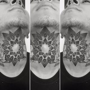 Tattoo pesada no pescoço por Rodrigo Tanigutti! #RodrigoTanigutti #tatuadoresbrasileiros #pontilhismo #dotwork #mandala #SãoPaulo