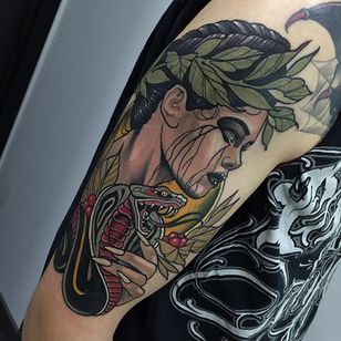 Tatuaje neotradicional de Rodrigo Kalaka