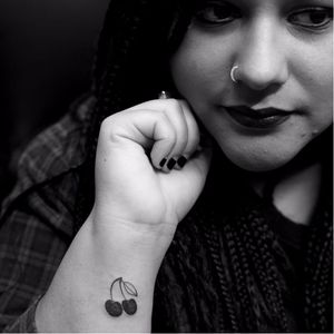 One of the 15 fans, showing her The Kills tattoo #TheKills #thekillsunderthegun #music #rockband #AlisonMosshart #JamieHince