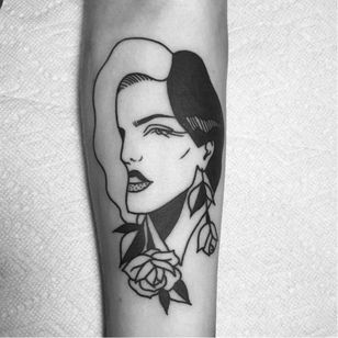 Tatuaje elegante de Lydia Marier #LydiaMarier #minimalista #blackwork #tradicional