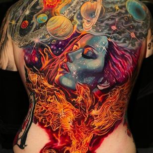 Tatuaje de mujer y universo por Dongkyu Lee @q_tattoos #dongkyu #dongkyulee #realism #realistic #retrato #corea #galaxy #universe