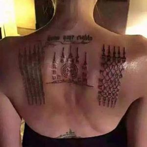 Jolie believes her tattoos to be symbolic of her life. #AngelinaJolie #BradPitt #ThaiTattoo