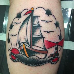 Pequeño tatuaje de galeón simple pero dinámico, increíble trabajo realizado por el cuidador Jake.  #JanitorJake #HatCityTattoo #traditional #fat tattoos #galjon #ship