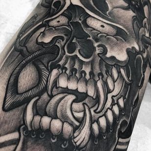 Tatuaje de hannya de calavera Blackwork de Fibs.  #Fibs #JuvelVasquez #blackandgrey #japanese #neotraditional #hannya #scary #mask #skull