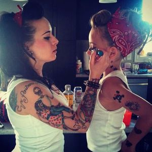 Mom and daughter bonding through tattoos and pin-up style #temporarytattoos #pinup #tattooedmom