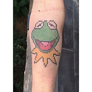 Cute Kermit the Frog cross stitch tattoo by Eva #stitch #crossstitch #style #eva #kermit #frog