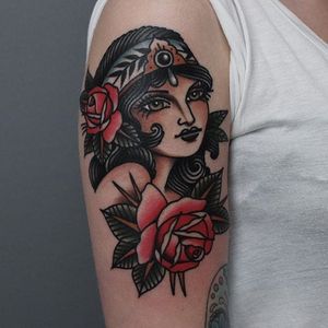 A gorgeous lady head surrounded by plush roses by Tony Nilsson (IG—tonybluearms). #ladyhead #roses #TonyNilsson #traditional