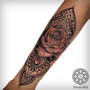 Classic black and gray rose combined with awesome geometrics. Geometric tattoos by Coen Mitchell vary in style, placement and design. #coenmitchell #details #geometric