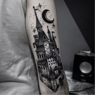 Tatuaje castillo por Andre Cast #AndreCast #blackwork #castle