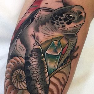 Sweet little sea turtle, hanging out inside a nautilus shell, by Roger Mares (via IG—mares_tattooist) #RogerMares #Animals #Neotraditional #Color