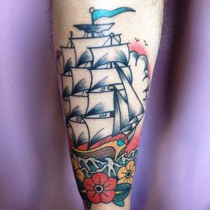 Caravela por Cuba Jones! #CubaJones #TatuadoresBrasileiros #TatuadoresdoBrasil #TattooBr #TattoodoBr #OldSchool #Tradicional #Traditional #Ship #caravela #caravel #flores #flowers