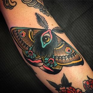 Tatuaje de polilla por Scott Garitson #moth #mothtattoo #neotraditional #neotraditionaltattoo #traditionaltattoo #traditional #fedtattoos #ScottGaritson