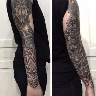 Un intrincado tatuaje en el brazo de Nathan Mould.  # gris negro # antebrazo #geometrico #NathanMould #ornamental #punteado
