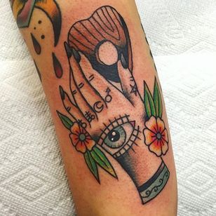 Tatuaje de mano y planchette ouija de Randy Conner.  #tradicional #RandyConner #mano #ojo #planchette #ouija