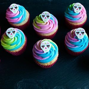 Cute mini sugarskull cupcake giveaways! #sugarskull #dayofthedead #diadelosmuertos #cupcake #cakeart #cakedesign