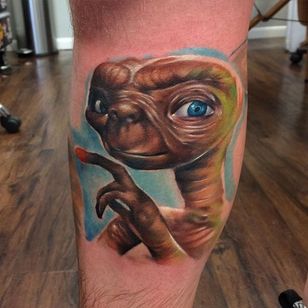 ET está tratando de llamar a casa.  Tatuaje de Kyle Cotterman.  #realismo #farverealismo #KyleCotterman #ET #alien
