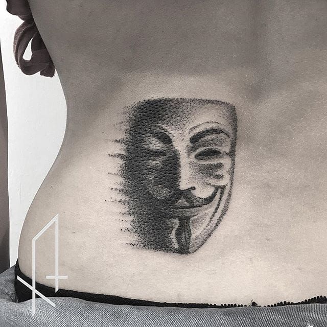 V For Vendetta Tattoo por Gioele Cassarino #blackwork #blackworktattoo #contemporaryblackwork #contemporarytattoos #modernblackwork #blackink #GioeleCassarino #VforVandetta #mask #movietattoo
