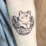Cute kitty love ramen tattoo by Polilla #Polilla #ramentattoo #blackandgrey #newtraditional #japanese #mashup #kitty #cat #petportrait #bowl #ramen #pho #noodles #egg #nori #narutomaki #cute #flowers #foodtattoo
