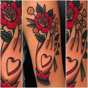 Rad hand tattoo holding a classic looking rose. Tattoo done by Moira Ramone. #MoiraRamone #25toLife #traditionaltattoo #hand #rose