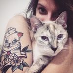 Euzinha e minha gata, Luna! <3 Tattoo feita por Henrique Costa! #HenriqueCosta #Tatuadoresbrasileiros #oldschool #oldschooltattoo #traditionaltattoo #cattattoo #gatotattoo