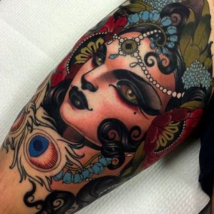 Un trabajo en progreso por Emily Rose.  Una pieza perfecta para añadir a tus tatuajes neotradicionales de la colección de Emily Rose Murray #emilyrosemurray #neotradicional