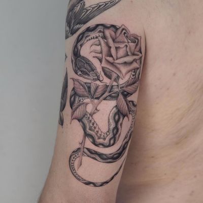 Snake around the rose by Ruby May Q #rubymayquilter #blackandgrey #fineline #linework #oldschool #rose #flower #leaves #snake #scales #reptile #pattern #tattoooftheday