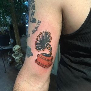 Music makes the people come together  (via IG—thunderstruck.cj) #phonograph #traditional #traditionaltattoo #boldwillhold