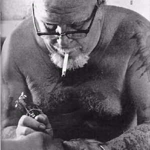 Mr Lucky tatuando em seu estúdio em Arraial Do Cabo RJ, poucos meses antes de falecer. #historiadatatuagem #tatuagemnobrasil #MrLucky #primeirotatuadorbrasileiro #inaciodagloria #historia #tattoodoBR #TatuadoresDoBrasil