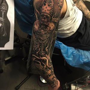 Insane detail on this skeleton king sleeve tattoo done by Ruben of Miks Tattoo. #Ruben #mikstattoo #blackandgrey #skeleton #king #sleevetattoo
