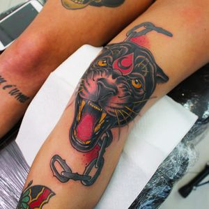 Essa deve ter doído! Pantera no joelho por Lucas Ferreira! #LucasFerreira #tatuadoresbrasileiros #panther #panthertattoo