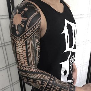 Manga de tatuaje tribal por Daniel Frye