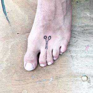 Hand poke clever toe tattoo by Jake Haynes. #JakeHaynes #pokeeeeeeoh #handpoke #sticknpoke #linework #scissors
