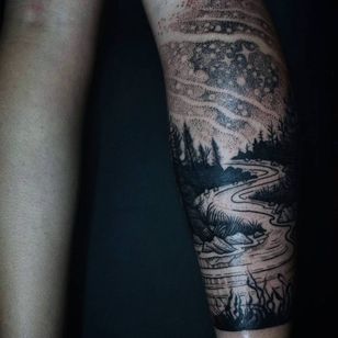 Tattoo by Noel'le Longhaul #NoelleLonghaul #linework #blackwork #dotwork # ilustrativo #naturaleza #paisaje # aguafuerte # río #bosque # árboles #estrellas #luna
