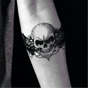 Nem só de fofurismo vive o tatuador! Uma caveira de responsa! #skull #caveira #fineline #delicada #minimalista #RaphaelLopes #metamorphosis #RioDeJaneiro #brasil #brazil #portugues #portuguese