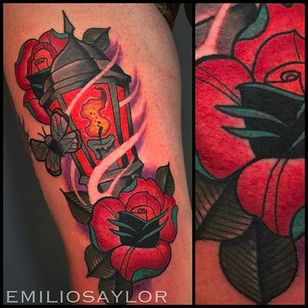 Una lámpara, polilla y rosas.  Tatuaje neotradicional vívido de Emilio Saylor.  #emiliosaylor #polilla #rosa #lampara #neotradicional