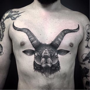 Tatuaje de cabra de Andre Cast #AndreCast #blackwork #ged