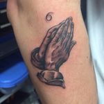 Drake tattoo of Tatoodo's Victor Chateaubriand. #drake #music #rapper #celebrity #fan #blackandgrey #prayinghands