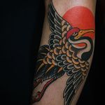 A bold and unconventional Irezumi crane tattoo by Caio Pinerio (IG—caiopineiro). #borderless #crane #CaioPinerio #Irezumi #sun #unconventional