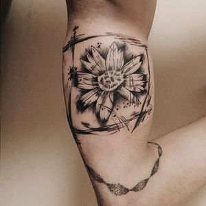 An interesting blackwork abstract daisy tattoo by Kubra Oner. #blackwork #abstract #flower #daisy #KubraOner