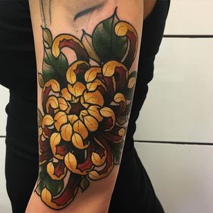 Tatuaje de crisantemo por Daryl Watson #neotradicional #neotradicionalartista #contemporáneo #estilo #fed #DarylWatson