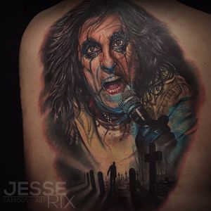 Jesse Rix knocked it out of the park with this color realism depiction of the shock rock superstar. (Via IG - jesse_rix) #alicecooper #portrait #realism #halloween