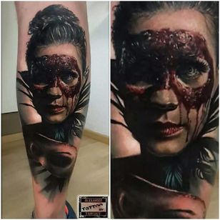 Cruel, pero increíble, tatuaje de dama sin máscara de Alexander Yanitskiy #alexanderyanitskiy #retrato #realismo #realista #sangre #israel #lady #mask